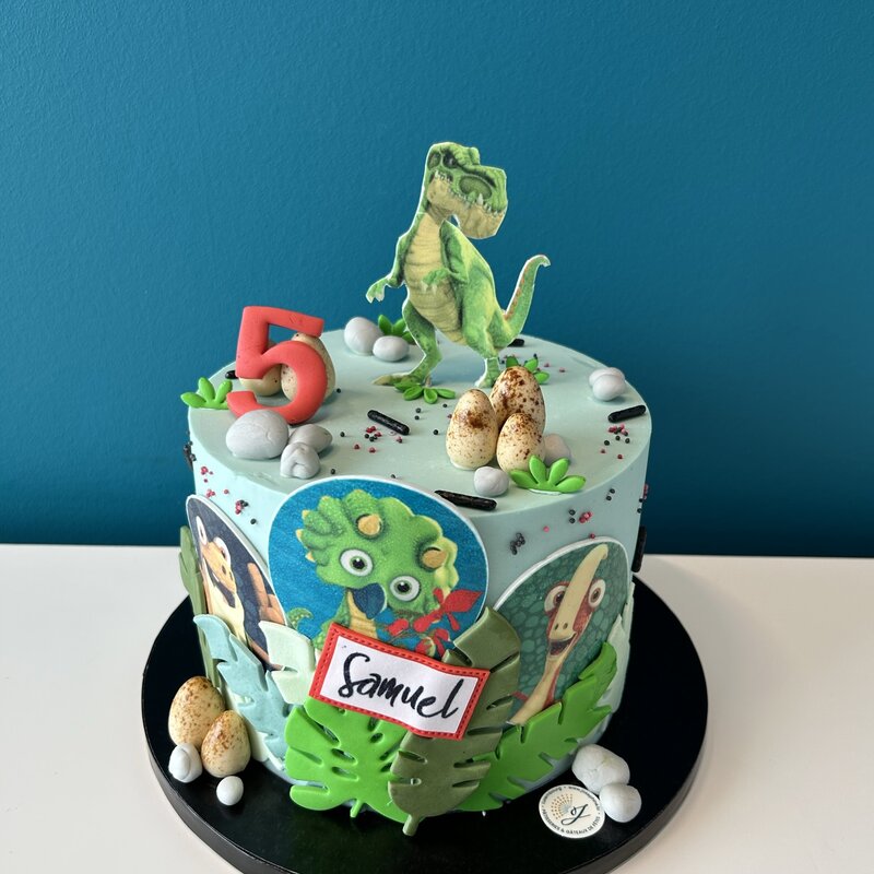 Layer cake, crème et image comestible -  Dinos